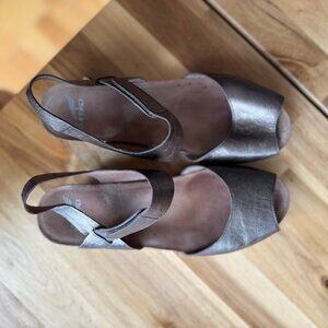 Dansko Vera Metallic Leather Peep Toe Wedge Sandals 40